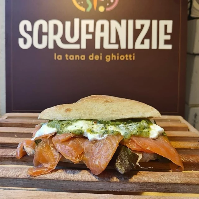 ⚽🇮🇹 Partita degli #Europei e fame da campioni? Scrufanizie ha la soluzione perfetta! Prenota il tuo panino preferito direttamente a casa tua, magari proprio il nuovissimo SALOMONE farcito con salmone, lattughino, stracciatella di bufala e crema di zucchine! 😋

👉🏼 Ordina su Justeat o Deliveroo e goditi la partita con gusto! 😎

𝑺𝑪𝑹𝑼𝑭𝑨𝑵𝑰𝒁𝑰𝑬: 𝒍𝒂 𝒕𝒂𝒏𝒂 𝒅𝒆𝒊 𝒈𝒉𝒊𝒐𝒕𝒕𝒊 𝒏𝒆𝒍 𝒄𝒆𝒏𝒕𝒓𝒐 𝒔𝒕𝒐𝒓𝒊𝒄𝒐 𝒅𝒊 𝑷𝒆𝒓𝒖𝒈𝒊𝒂
📅 Dal martedì al giovedì: 10.30 / 21.00 
Venerdì e sabato: 11.00 - 15.00 / 17.30 - 22.30
📍 Via del Sole, 6
☎️ 329 793 4924
🛍 Consegna a domicilio con #Deliveroo e #justeat

#centrostoricoperugia #Perugia #food #panini #prodottilocali #foodlovers #aperitivoperugia
