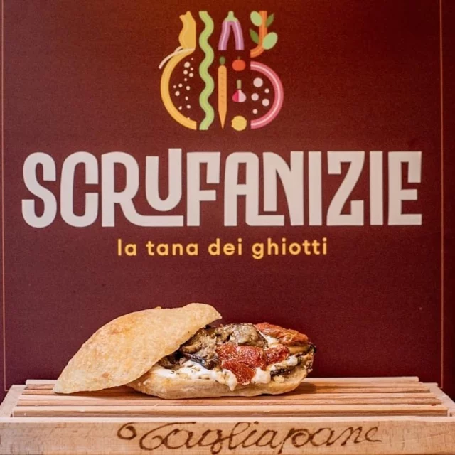 È uno dei panini preferiti dai nostri clienti, vegetariani e non: eccolo in tutta la sua bellezza, il Torre Mileto! 🤤 Farcito con melanzane, stracciatella, pomodori secchi, tarallo al finocchietto e olio al basilico è una bomba irresistibile! 😋

Passa in bottega per provarlo insieme a una birretta fresca e goditi una serata in centro storico a Perugia!

𝑺𝑪𝑹𝑼𝑭𝑨𝑵𝑰𝒁𝑰𝑬: 𝒍𝒂 𝒕𝒂𝒏𝒂 𝒅𝒆𝒊 𝒈𝒉𝒊𝒐𝒕𝒕𝒊 𝒏𝒆𝒍 𝒄𝒆𝒏𝒕𝒓𝒐 𝒔𝒕𝒐𝒓𝒊𝒄𝒐 𝒅𝒊 𝑷𝒆𝒓𝒖𝒈𝒊𝒂
📅 Dal martedì al giovedì: 10.30 / 21.00 
Venerdì e sabato: 11.00 - 15.00 / 17.30 - 22.30
📍 Via del Sole, 6
☎️ 329 793 4924
🛍 Consegna a domicilio con #Deliveroo e #justeat

 #Perugia #food #panini #prodottilocali #foodlovers #aperitivoperugia