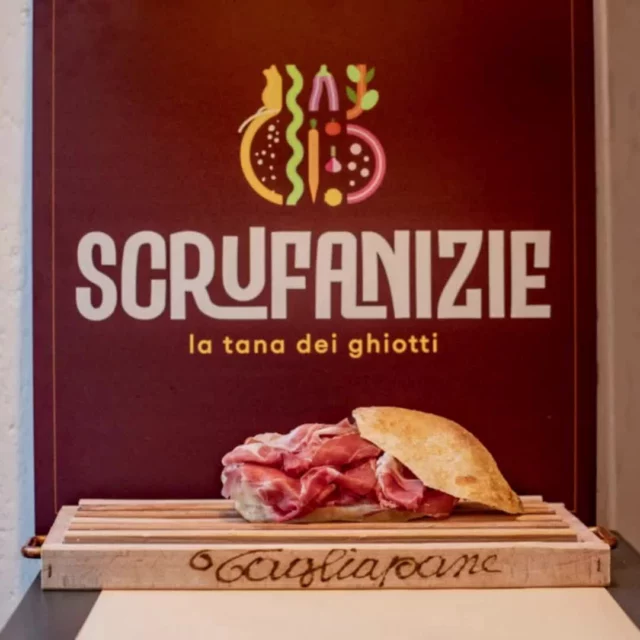 🎷🎶 Durante Umbria Jazz, fai una pausa da Scrufanizie! Tantissimi panini diversi in menù, anche per vegetariani, tutti con prodotti selezionati di super qualità. Accompagna il tuo panino con una birretta fresca per ricaricarti tra un concerto e l'altro. 😋🍺

Ci trovi in pieno centro storico, proprio a due passi dalla Fontana Maggiore. Ti aspettiamo!

𝑺𝑪𝑹𝑼𝑭𝑨𝑵𝑰𝒁𝑰𝑬: 𝒍𝒂 𝒕𝒂𝒏𝒂 𝒅𝒆𝒊 𝒈𝒉𝒊𝒐𝒕𝒕𝒊 𝒏𝒆𝒍 𝒄𝒆𝒏𝒕𝒓𝒐 𝒔𝒕𝒐𝒓𝒊𝒄𝒐 𝒅𝒊 𝑷𝒆𝒓𝒖𝒈𝒊𝒂
📅 Aperti tutti i giorni di UJ24 dalle 11.30 / 2.00 
📍 Via del Sole, 6
☎️ 329 793 4924
🛍 Consegna a domicilio con #Deliveroo e #justeat

#centrostoricoperugia #Perugia #food #panini #prodottilocali #foodlovers #aperitivoperugia #Uj24 #UmbriaJazz24