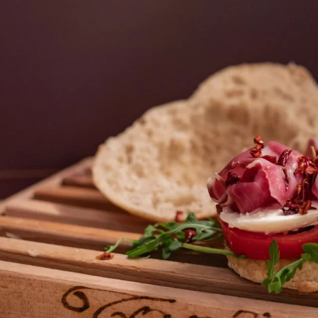Passa in bottega e vieni a provare il tuo panino perfetto! 🥪
Scegli tra i migliori prodotti tipici umbri e pugliesi e abbinali ad una birra artigianale o un buon vino. 🍷🍺

Goditi i sapori unici di Scrufanizie mentre passeggi nel cuore di Perugia! 😎

𝑺𝑪𝑹𝑼𝑭𝑨𝑵𝑰𝒁𝑰𝑬: 𝒍𝒂 𝒕𝒂𝒏𝒂 𝒅𝒆𝒊 𝒈𝒉𝒊𝒐𝒕𝒕𝒊 𝒏𝒆𝒍 𝒄𝒆𝒏𝒕𝒓𝒐 𝒔𝒕𝒐𝒓𝒊𝒄𝒐 𝒅𝒊 𝑷𝒆𝒓𝒖𝒈𝒊𝒂
📅 Dal martedì al giovedì: 10.30 / 21.00 
Venerdì e sabato: 11.00 - 15.00 / 17.30 - 22.30
📍 Via del Sole, 6
☎️ 329 793 4924
🛍 Consegna a domicilio con #Deliveroo e #justeat

#centrostoricoperugia #Perugia #food #panini #prodottilocali #foodlovers #aperitivoperugia
